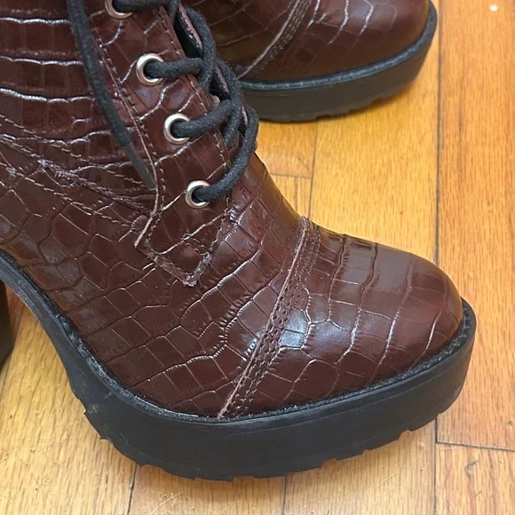 Steve Madden Winnie Harlow x Lisa Love Lug Booties Size 7 Women’s NWOT - Picture 8 of 10